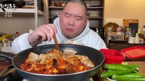 Свинина плюс пряная КИМЧИ и острый перец Мукбанг