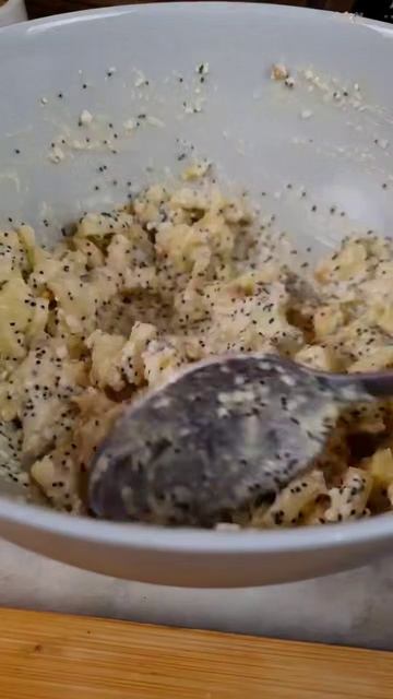 Нежная запеканка из творога и яблок с маком