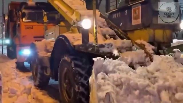 ВПЕЧЕТЛЯЮЩИЕ МОМЕНТЫ УБОРКИ СНЕГА КОТОРЫЕ МОГЛИ ПРИЕСТИ К ЖЕРТВАМ