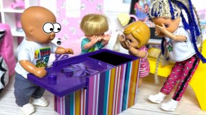 СТРАШНАЯ КОРОБОЧКА😱😱😱🎁 Катя и Макс веселая семейка! Куклы Барби и ЛОЛ мультик Даринелка