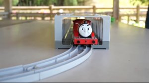 Паровозик Томас кружит по разноцветным рельсам