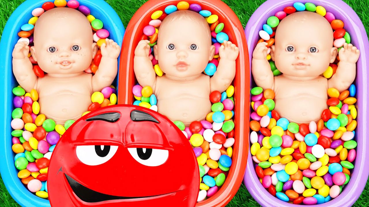 Мультики для детей. Маленькие ляльки с яркими шариками в ванночках. Смотреть мультики для малышей. смотреть онлайн