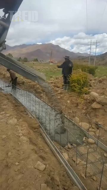 Не просто миксер. Это — полноценная станция по производству бетона, которая едет к вам сама. Не просто миксер. Это — полноценная станция по производству бетона, которая едет к вам сама.