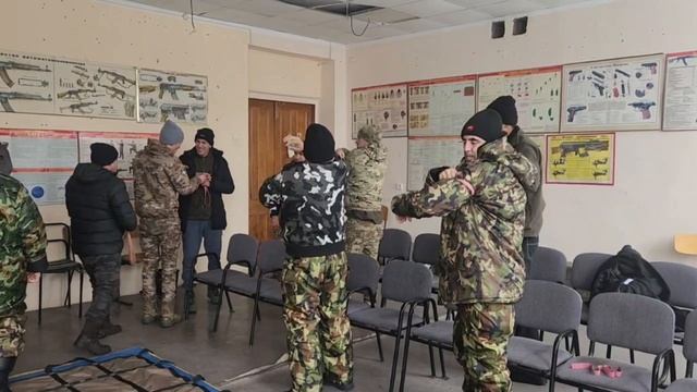 На видео инструктора фонда проводят курс по тактической медицине для интернационального батальона