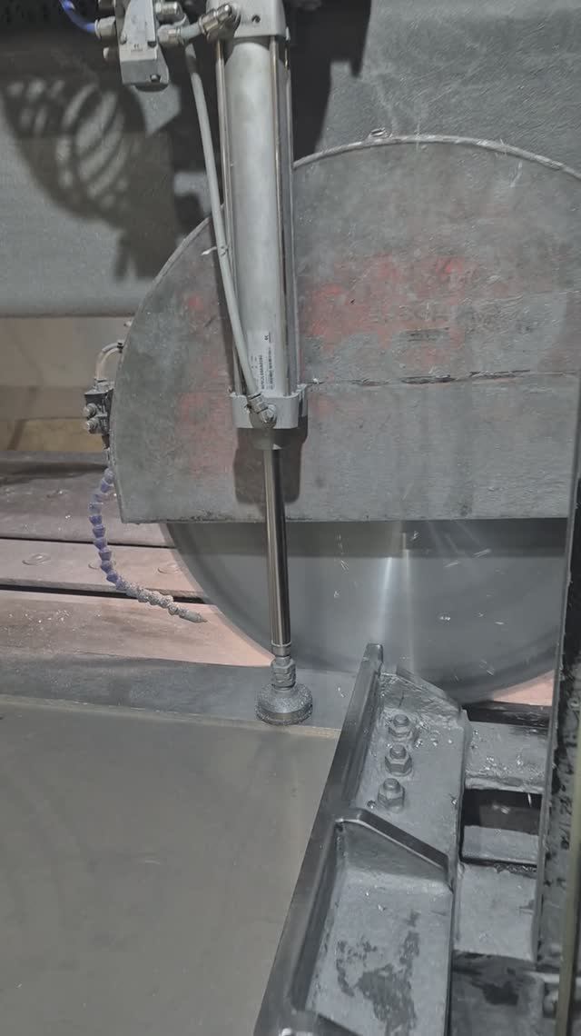 Раскрой алюминиевой плиты: рез под размер на производстве (СМЦ «Сфера»)