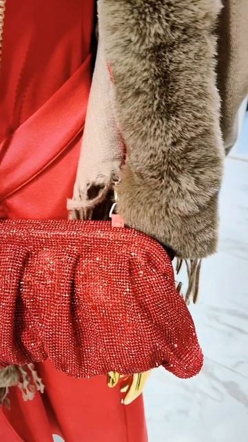 🤗🤗 Бывает, что вы смотрите в зеркало и чувствуете — чего-то не хватает, образ кажется «пустым» и …