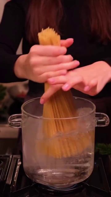 🍝 Паста с черри, базиликом и креветками  #обеды #ужины #горячее