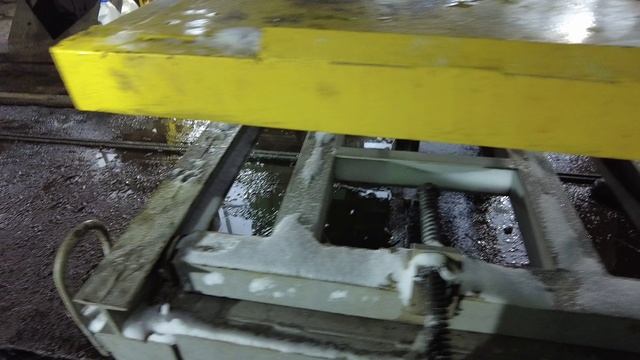 Снимаем Бак накопитель для доступа ремонта гасителя удара автосцепки вагона