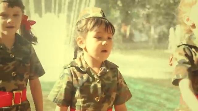 Идет солдат по городу