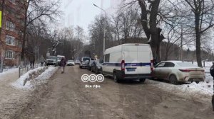 Учащихся выводят из здания, где школьник напал с пневматом