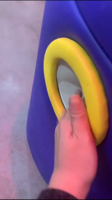 Машина для разбрасывания шариков в бассейне с шариками