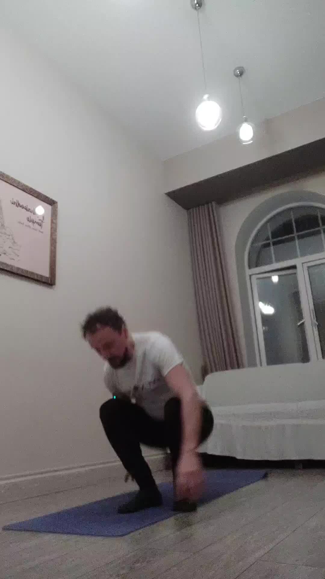 занятие по йоге — Динамическая медитация