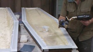 №70- Закладка внутреннего слоя стеклоткани на верхней половине крыла.