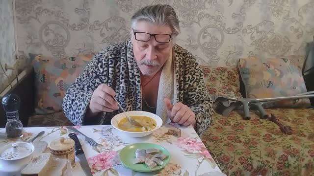 Муж в Восторге, Накормила горячим супом. Вкусно кушает смотреть онлайн