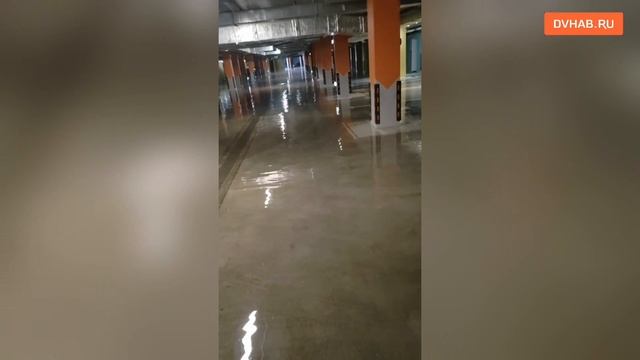 Выброс воды затопил подвал и паркинг высоток смотреть онлайн