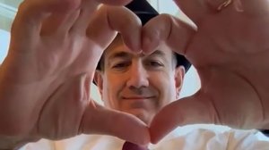 Пашинян отправился в ОАЭ, чтобы получить премию "за человеческое братство"