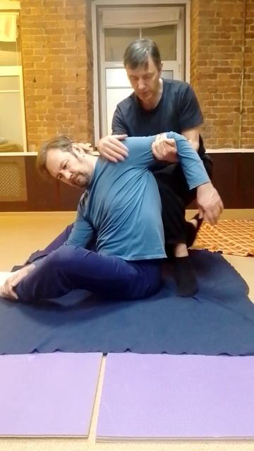 Массаж коленом в положении сидя