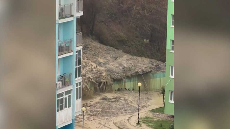 На улице Тепличной в Сочи сошел очередной оползень смотреть онлайн