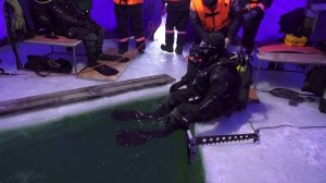 Водолазные спуски под лёд отрабатывают новосибирские спасатели