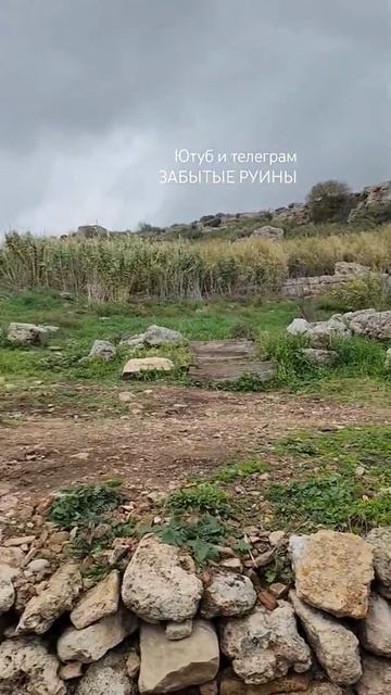 Трубы ведут в древнее водохранилище для фонтана- Пергия- Анталья