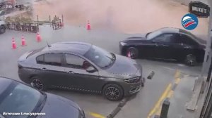 Невероятное происшествие в Каире: земля поглотила 2 здания на АЗС