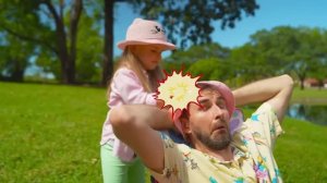 Настя рассказывает весёлую историю про спящего папу