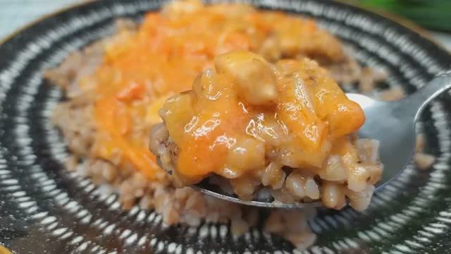 Гречка с куриным филе и подливкой просто и быстро🍗 смотреть онлайн