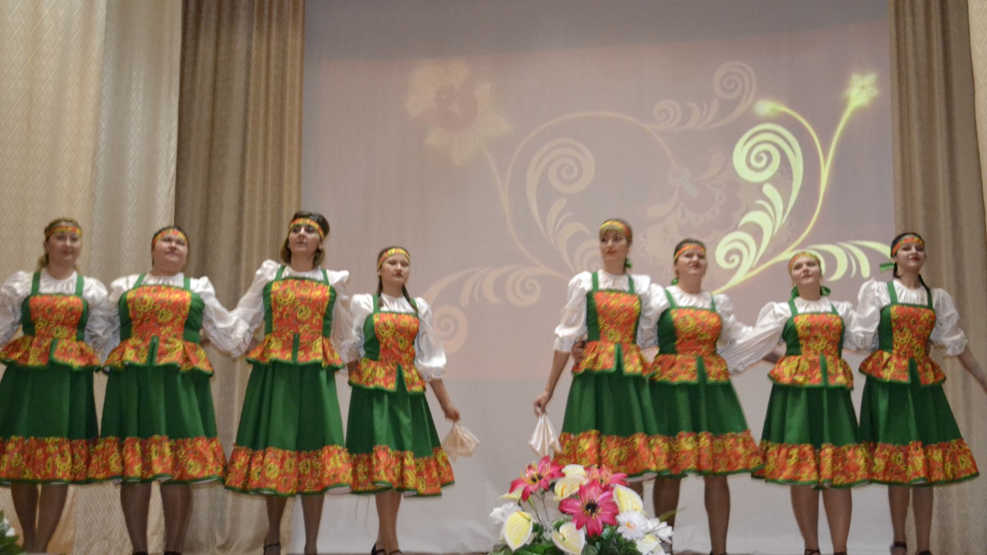 Танец «Матушка-земля» на день матери исполняет танцевальный коллектив «Сувенир»