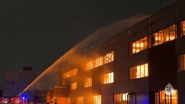 Огнеборцы МЧС Прикамья ликвидировали пожар на улице Дзержинского смотреть онлайн
