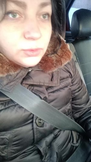 Купила краску для старой мебели. Жду сына у музыкальной школы