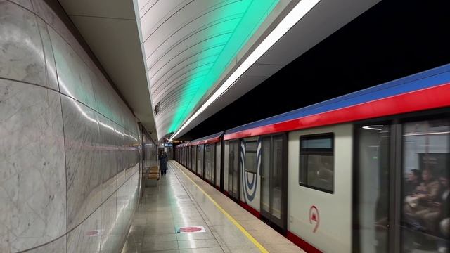 Прогулка по московскому метро 🚇 Самое красивое метро в мире ✨ смотреть онлайн