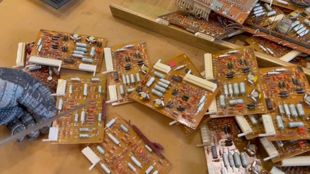 В разборе ЭЛЕКТРОМУЗЫКАЛЬНЫЙ ИНСТРУМЕНТ СКЕРЦО