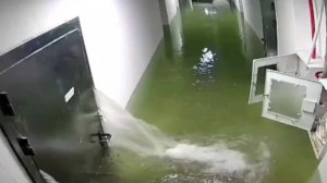 "Коммунальное цунами" сорвало дверь с петель в хабаровском ЖК