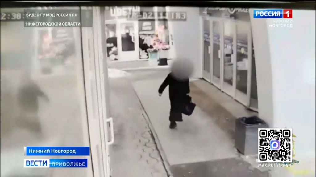 Карманница в продуктовом магазине в Ленинском районе достает из сумки 70-летней пенсионерки кошелек смотреть онлайн