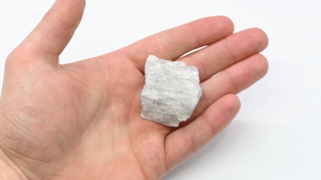 Коллекционный минерал Кунцит, 36*35*15мм, 34,9г. 2012637