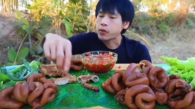#MUKBANG Копчёные свиные кишки с острым соусом из морепродуктов и свежие овощи! ASMR МУКБАНГ