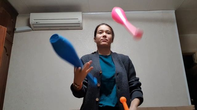 Жонглирую тремя булавами как можно дольше. Сколько продержусь?