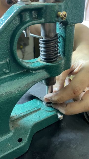 Установка фурнитуры на кошелёк. При помощи ручного пресса. Кожевенная лаборатория Т 14