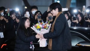 Кадры трогательного общения Тэхёна с фанатками в аэропорту по прилёту!