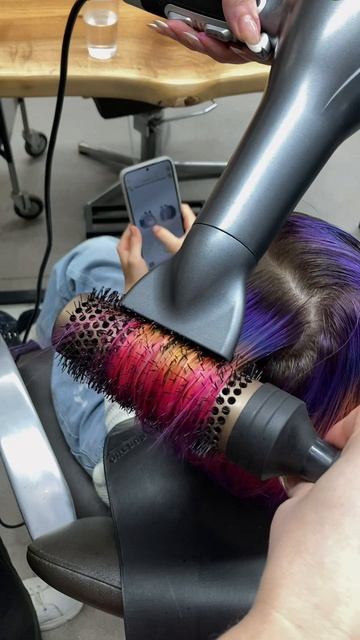 Глитч — одна из самых сложных и в то же время необычных техник окрашивания! Глитч — одна из самых сложных и в то же время необычных техник окрашивания!