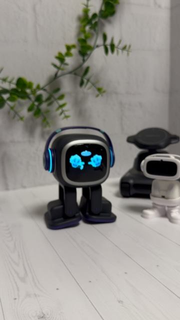 Робот Emo принимает душ