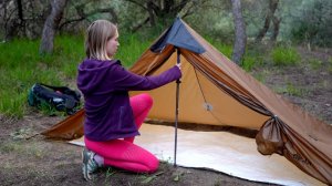 Я провела ночь с палаткой в лесу, отдыхаю и готовлю.