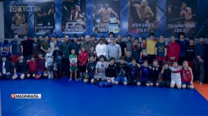 Темирлан Абуталимов и Магомед Баачилов посетили школу единоборств в Махачкале