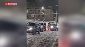 ДОРОГА ДО ШКОЛЫ № 33 В СТОЛИЦЕ КАМЧАТКИ ПОЛНА ОПАСНОСТЕЙ • БЕЗ КОММЕНТАРИЕВ