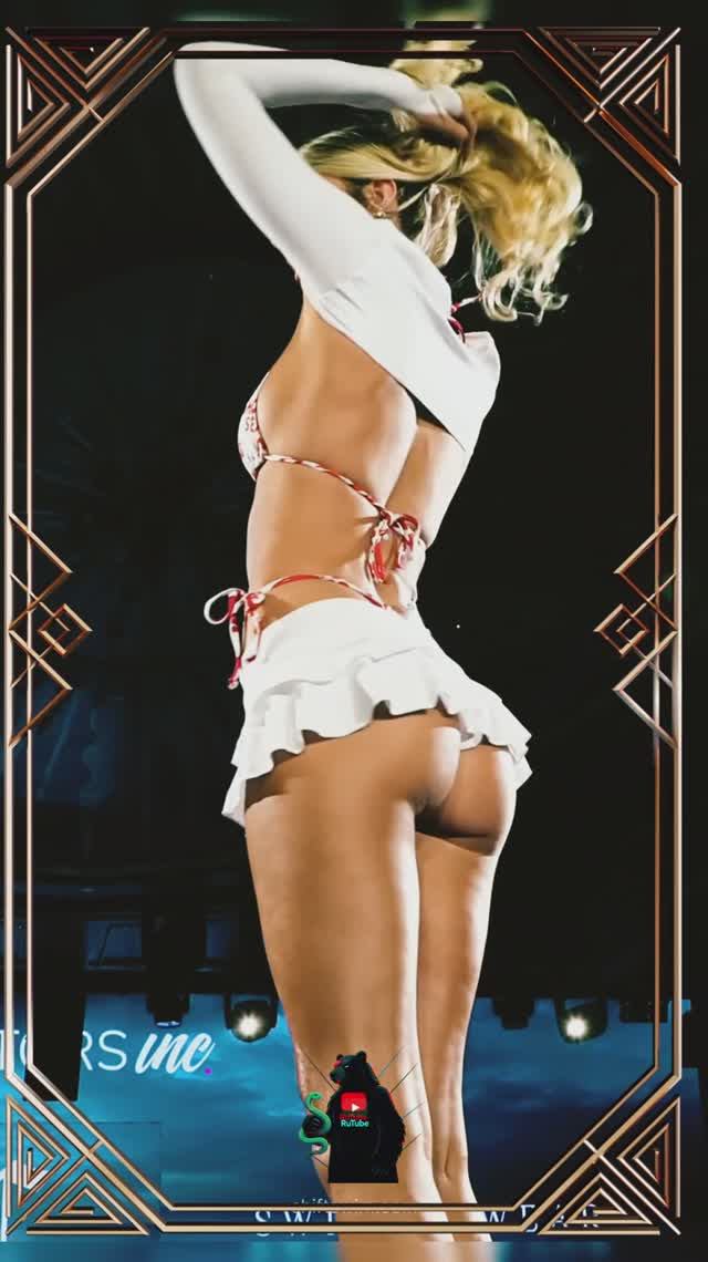 Длинные ноги + короткая мини-юбка - сексуальная модель, девочка чистый ОГОНЬ! 🔥🦵 смотреть онлайн