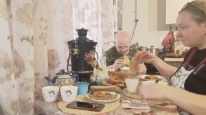 МУЖ КОЕ-ЧТО КУПИЛ, ПРИГОТОВИЛА, НАЖАРИЛА, СЕМЬЯ ОБЕДАЕТ...