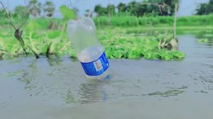 МАЛЬЧИК ЛОВИТ РЫБУ НА ПЛАСТИКОВУЮ БУТЫЛКУ