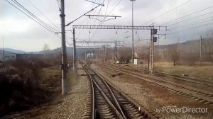 Машинист показывает маневровые передвижения где есть светофоры и где их нет.