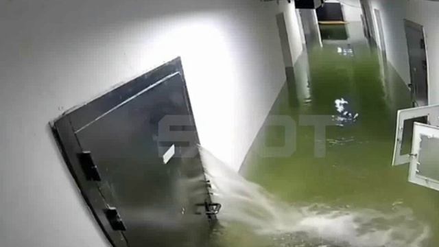 Мощный поток воды в Хабаровске вырвал металлическую дверь и затопил подземный паркинг в ЖК «Дуэт» смотреть онлайн