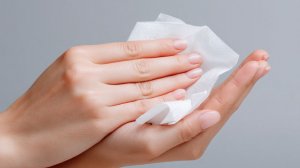 От дерматита до инфекции: частое использование влажных салфеток может навредить коже